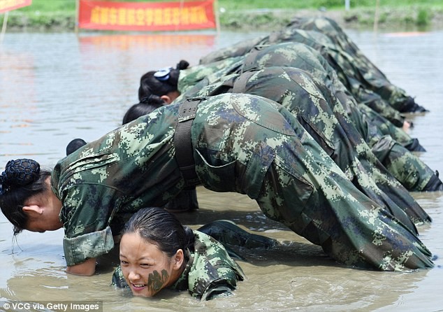 Nu tiep vien hang khong TQ tap luyen nhu quan nhan-Hinh-7